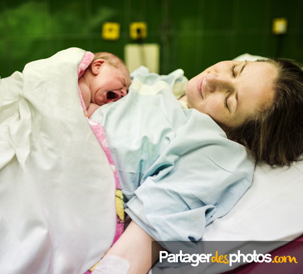 A la maternité, ce sont plus de 90% des jeunes parents qui immortalisent la naissance de leur bébé en prenant des photos ou en faisant des vidéos avec leur smartphone
