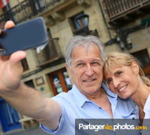Partager des photos sur les réseaux sociaux engendre de nombreux risques concernant sa vie privée et son droit à l'image...