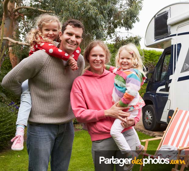 Qu'il s'agisse de partager des photos de vacances, de sa famille, de son mariage ou de la naissance de son bébé, il vaut mieux éviter les réseaux sociaux si l'on tient à préserver sa vie privée et à protéger celle de ses proches.
