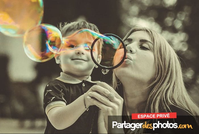 Partager des photos et vidéos de sa famille et de ses enfants de façon privée sur Internet est une bien meilleure solution que d'utiliser les réseaux sociaux ou les plateformes de blogging publiques.
