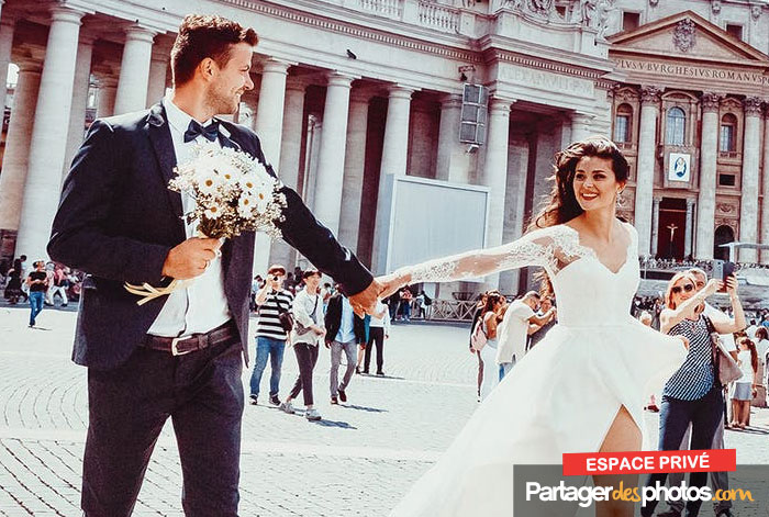 Créer un site pour son mariage permet de communiquer en ligne avec ses invités et sa famille, puis de partager les photos et vidéos si la plateforme choisie le permet.