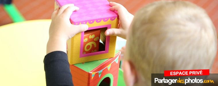 Partager des photos d'enfants sur les réseaux sociaux est une mauvaise idée, surtout lorsqu'il s'agit d'un établissement public comme une crèche ou une micro-crèche.